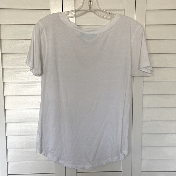 Francesca’s collection white v-neck with pocket tshirt. Size XS, fits like S-M - Picture 3 of 5